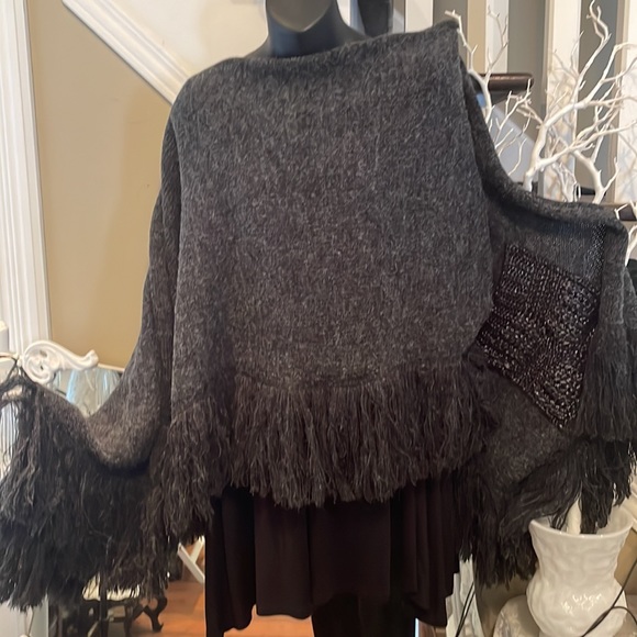 Grey Reading Shawl with Two Pockets - Picture 7 of 11